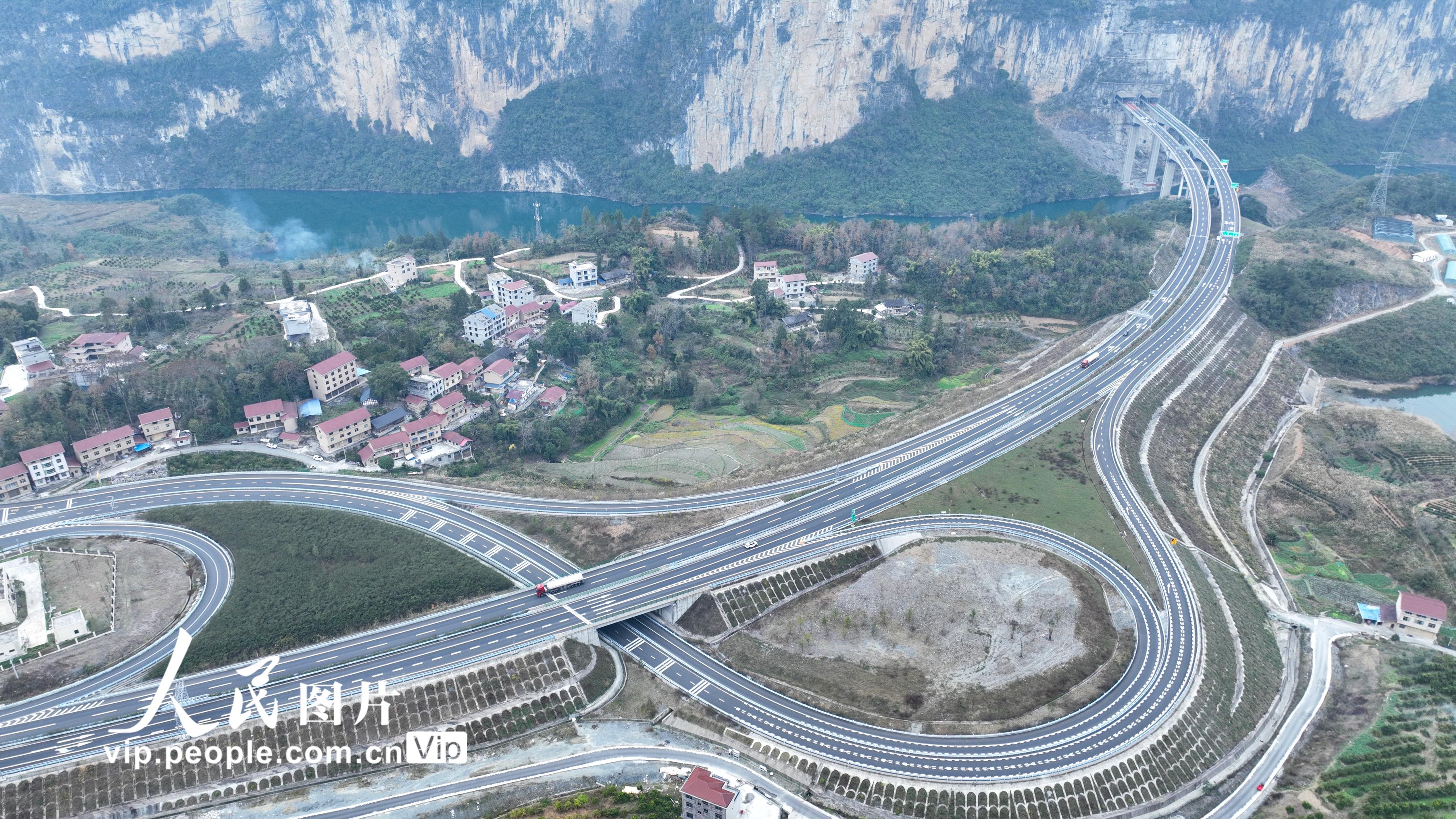 重庆：渝湘复线高速全线开通