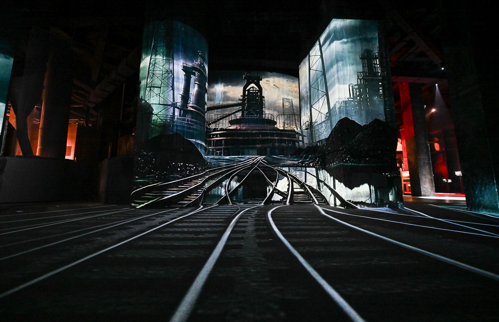 这是12月18日拍摄的“钢铁时代”沉浸展中的“高炉剧场”板块。