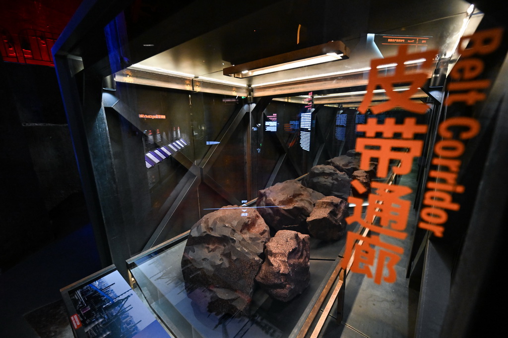 这是12月18日拍摄的“钢铁时代”沉浸展中的“皮带通廊”。在过去，皮带通廊将原料输送至高炉。