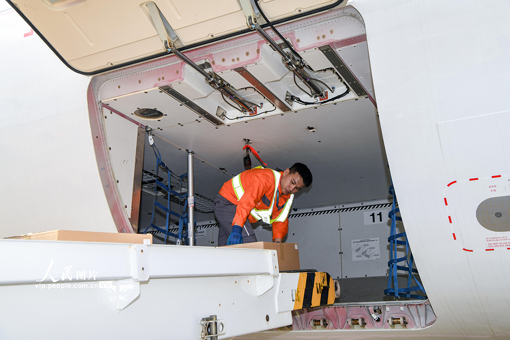海南封关运作首日 海口美兰机场迎来第一批加工增值免关税货物出岛【2】
