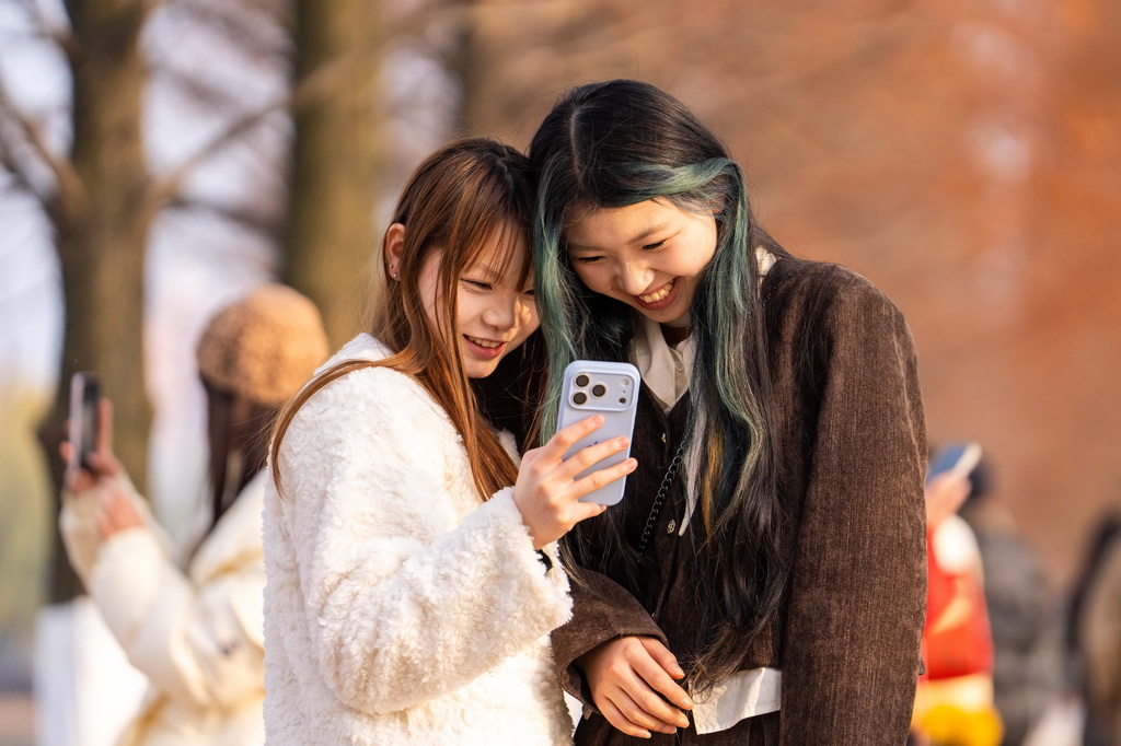 12月18日，市民在长沙市烈士公园游玩拍照。