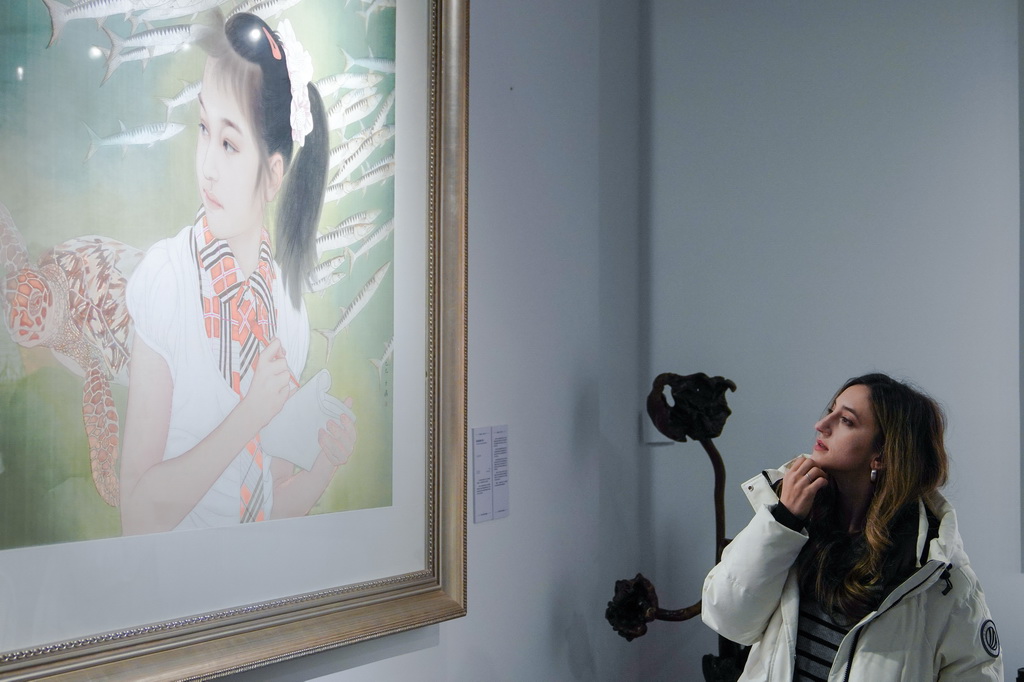 12月17日，外国媒体记者在长春市春京西历史文化街区参观吉林省首届书画名家作品展。