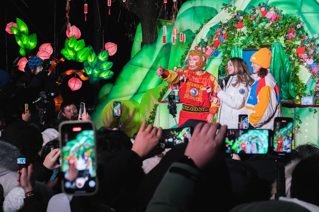 12月17日，外国媒体记者在长春市动植物公园与西游记主题表演演职人员进行互动。