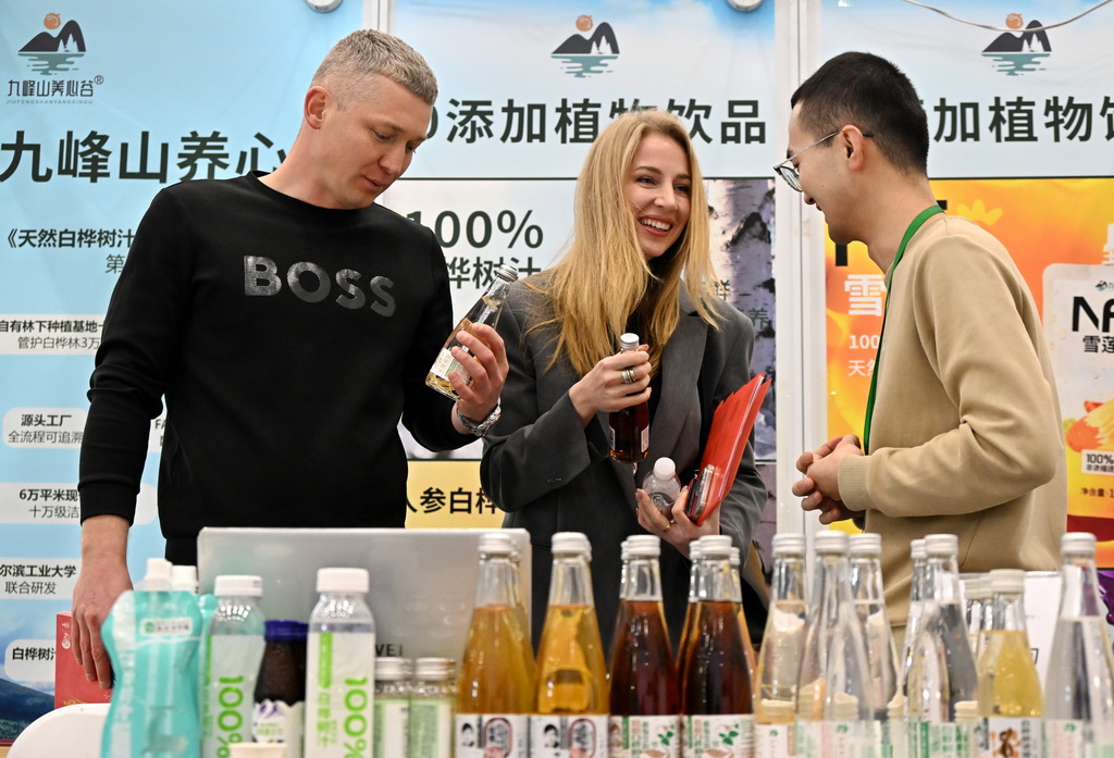 12月19日，客商在博览会上交流洽谈。