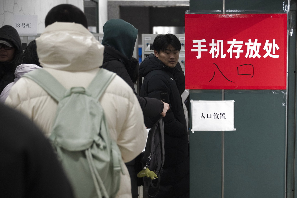 12月20日，考生在哈尔滨理工大学考点存手机。