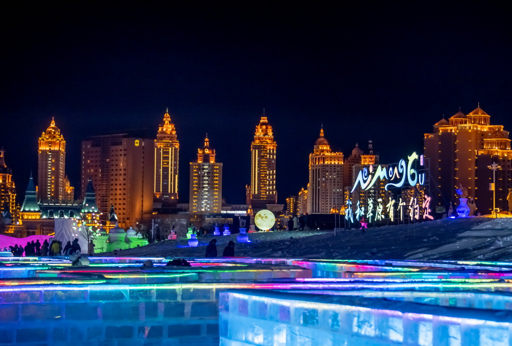 12月20日，市民和游客在“冰雪芳华”主题乐园游玩。