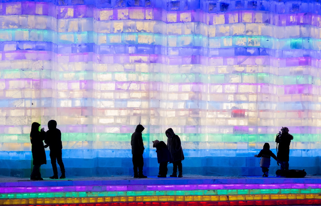 12月20日，市民和游客在“冰雪芳华”主题乐园游玩。