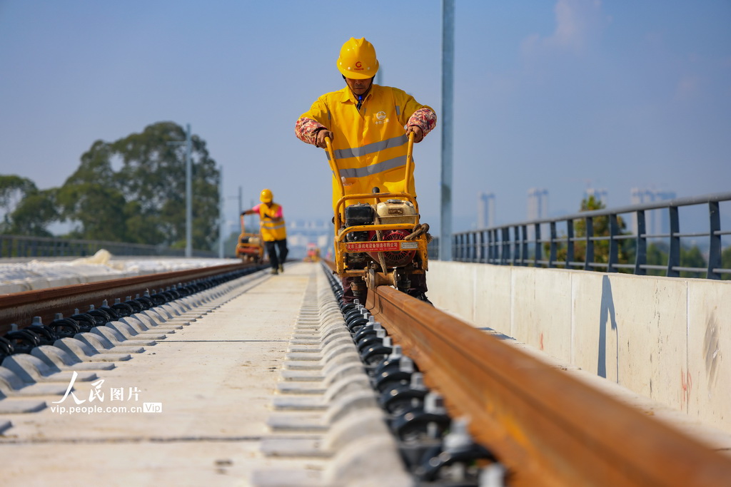 南珠高铁玉岑段开始铺轨【3】