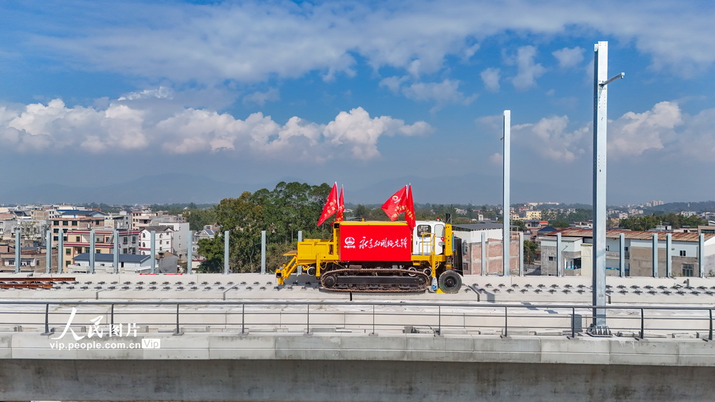南珠高铁玉岑段开始铺轨【2】