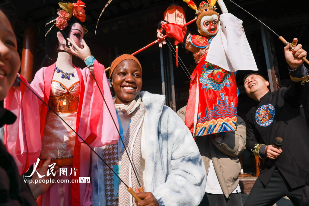 江苏如皋:外国留学生体验非遗木偶【4】