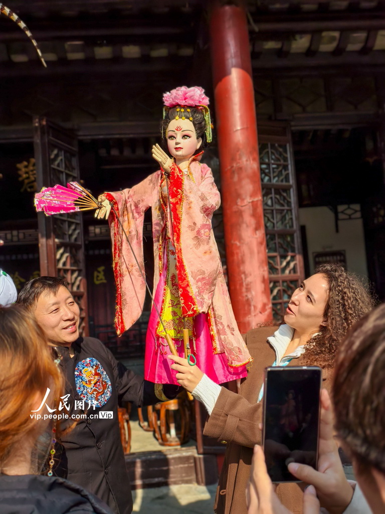 江苏如皋：外国留学生体验非遗木偶【3】
