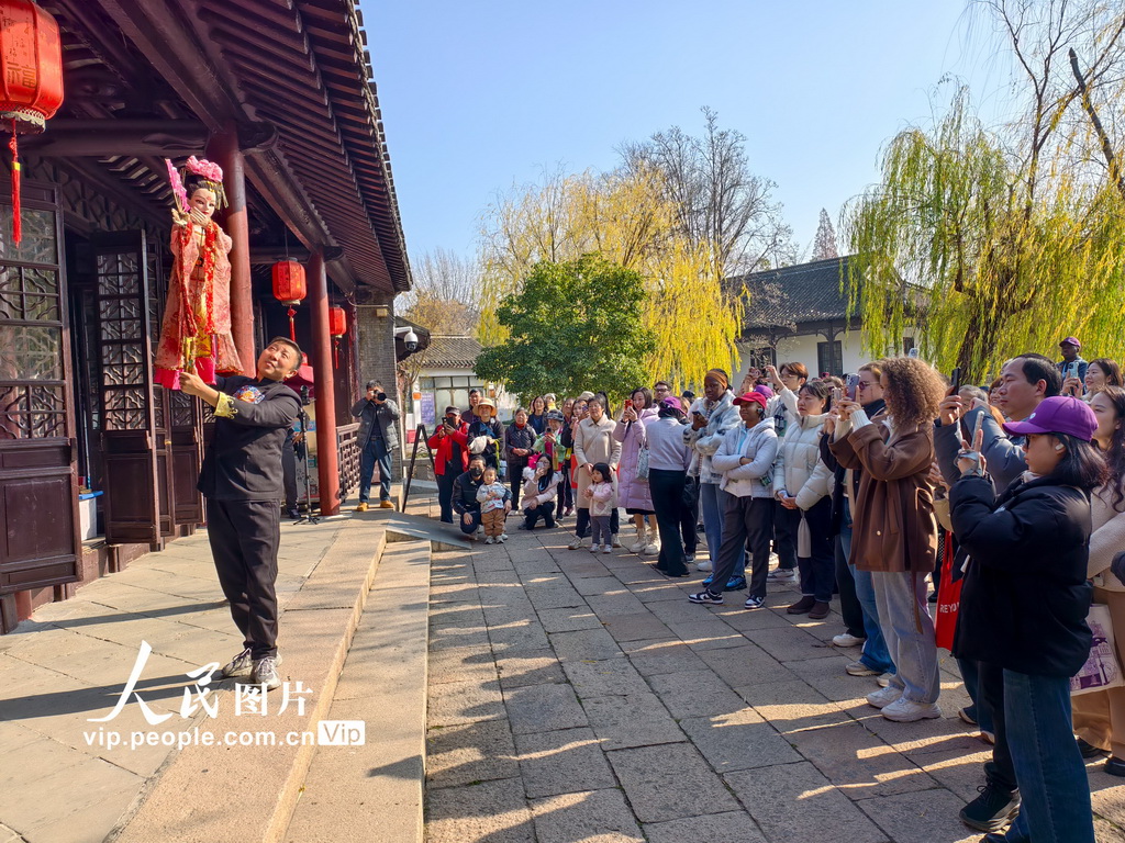 江苏如皋：外国留学生体验非遗木偶【2】