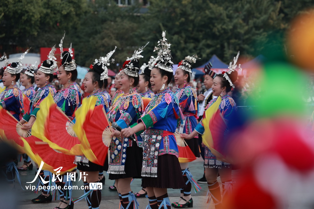 2025年12月20日，广西壮族自治区柳州市三江侗族自治县多耶广场，各族同胞载歌载舞进行多耶比赛。
