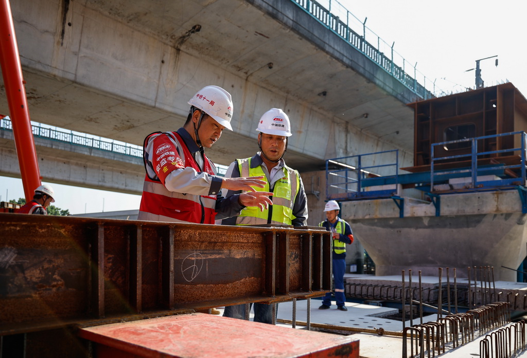 12月21日，网格安全监督员在广南联络线广州南左右线大桥施工现场检查吊装设备。