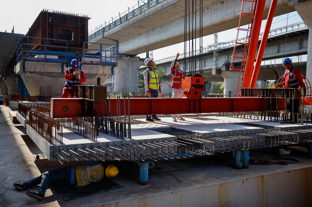 12月21日，网格安全监督员在广南联络线广州南左右线大桥施工现场检查吊装设备。