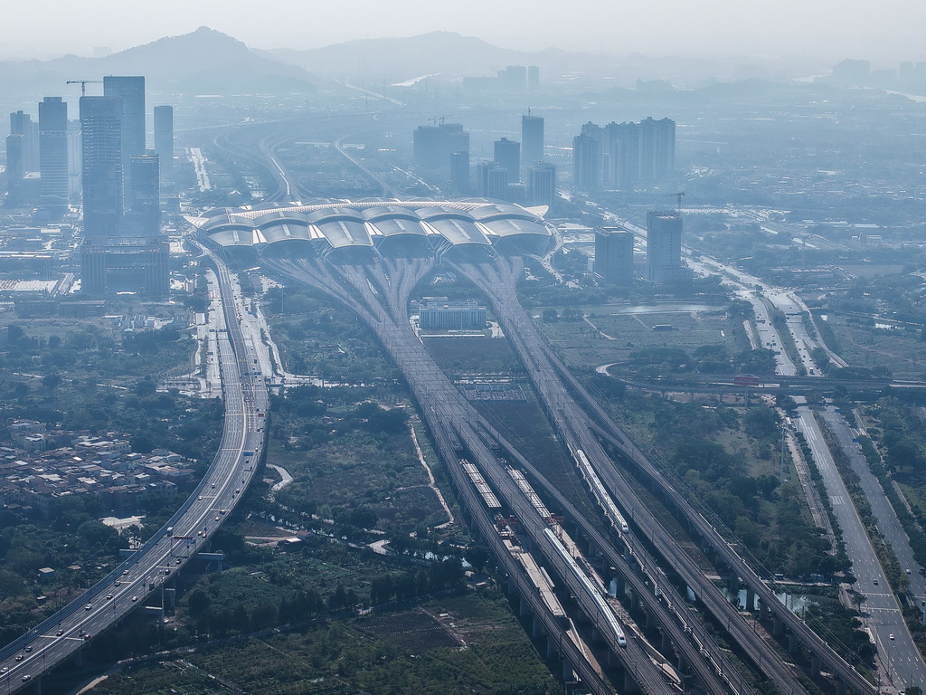 12月21日，列车行经正在施工的广南联络线广州南左右线大桥（无人机照片）。