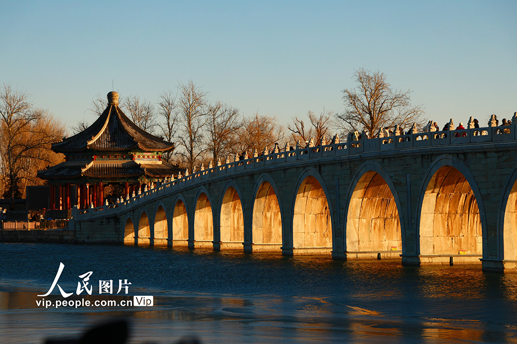 北京：颐和园十七孔桥现“金光穿洞”美景【3】