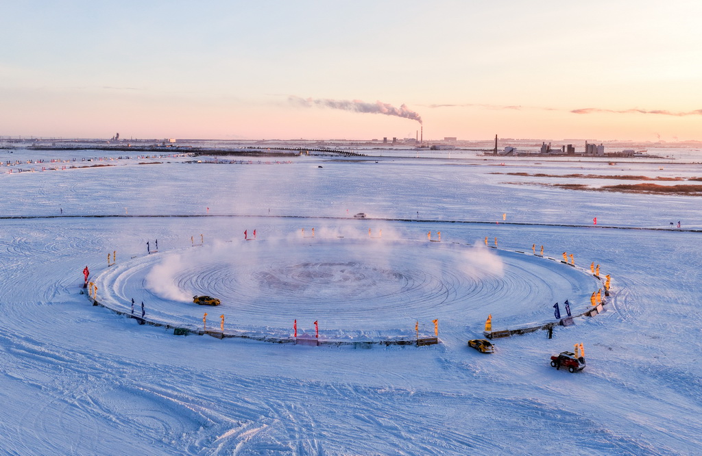 12月21日，车手驾驶赛车在冰面上漂移（无人机照片）。