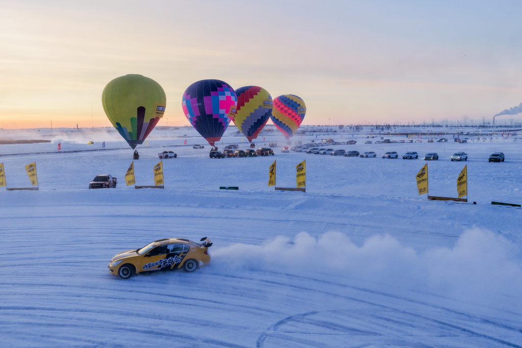 12月21日，车手驾驶赛车在冰面上漂移（无人机照片）。