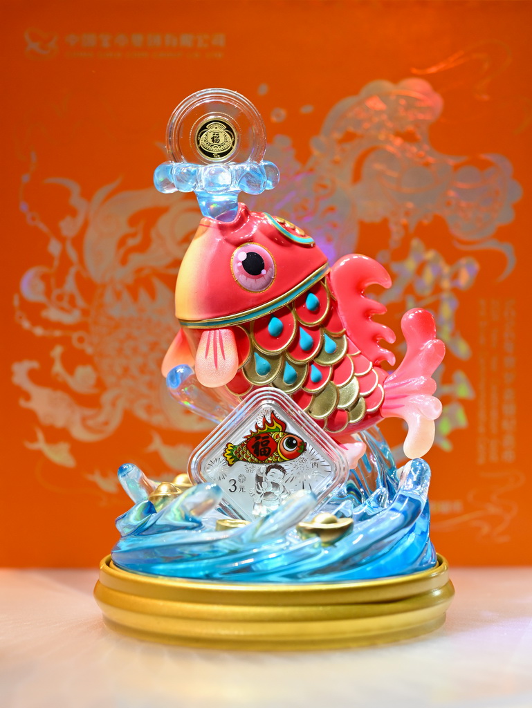 这是12月22日拍摄的2026年贺岁金银纪念币。