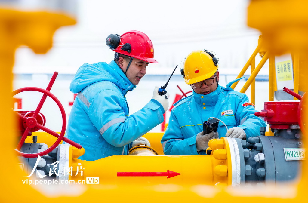 甘肃张掖：闻雪而动 巡检保供【2】