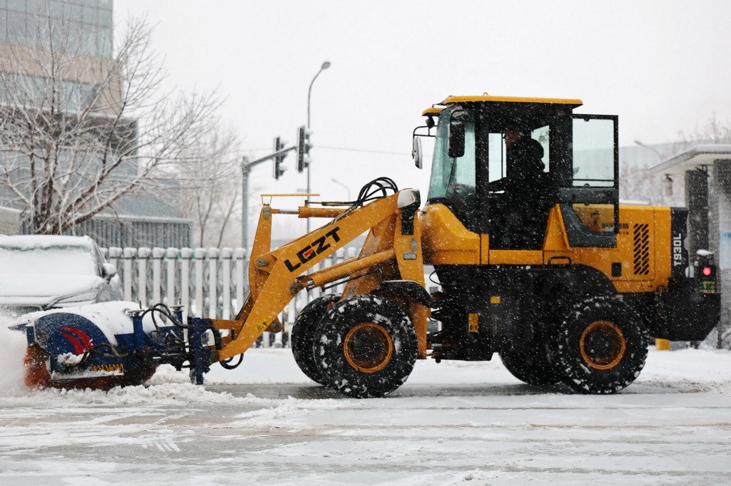 12月23日，在沈阳街头，一辆除雪车进行除雪作业。