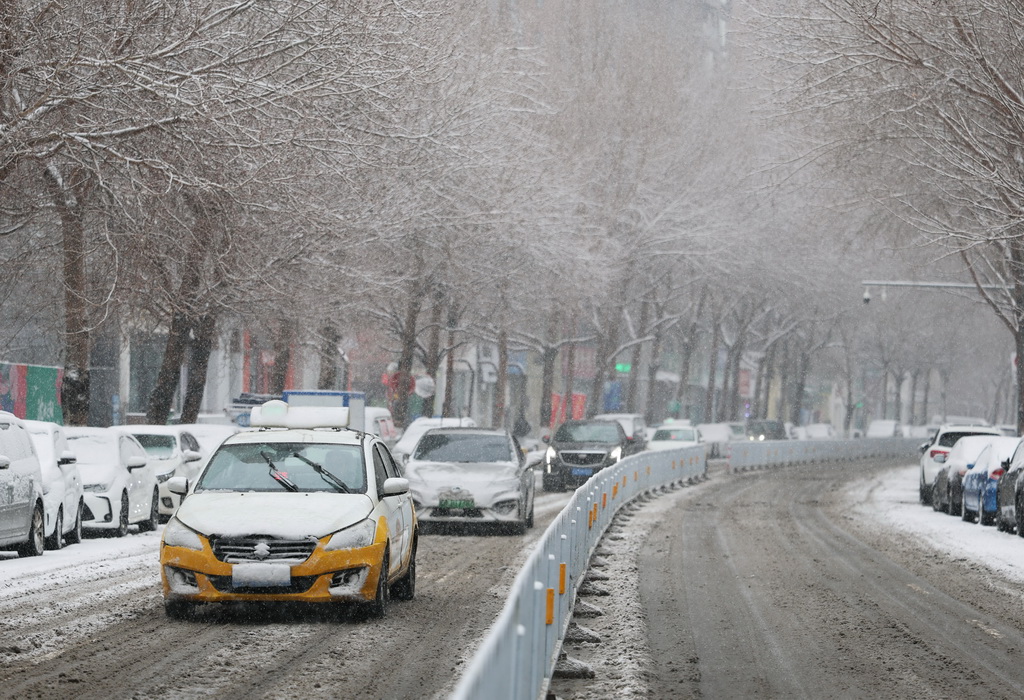 12月23日，车辆在沈阳街头缓慢行进。