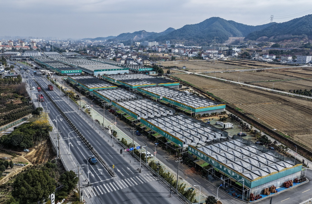 12月23日，空中俯瞰绍兴花市（无人机照片）。
