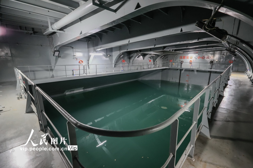 12月22日,拍摄“苏海1号”三文鱼养殖工船内部养殖仓。