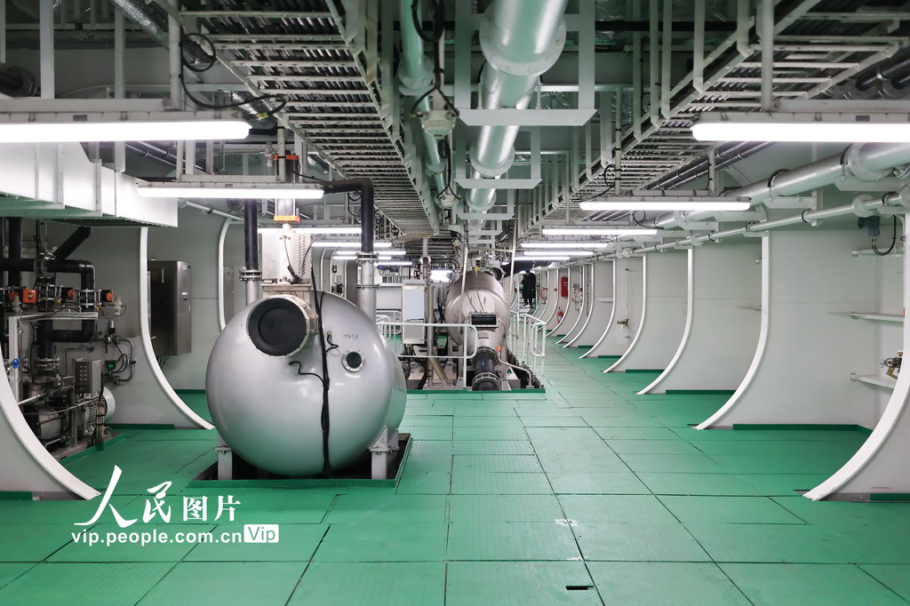 12月22日,拍摄“苏海1号”三文鱼养殖工船内部养殖设备。