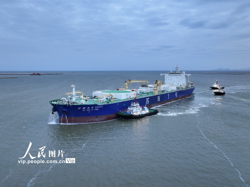 12月22日，三文鱼养殖工船“苏海1号”靠泊在江苏连云港赣榆港区。