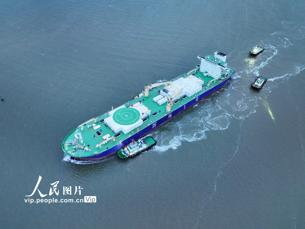 12月22日，三文鱼养殖工船“苏海1号”靠泊在江苏连云港赣榆港区。