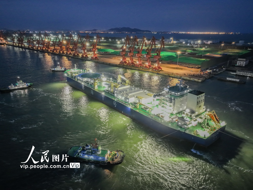 12月22日，三文鱼养殖工船“苏海1号”靠泊在江苏连云港赣榆港区。