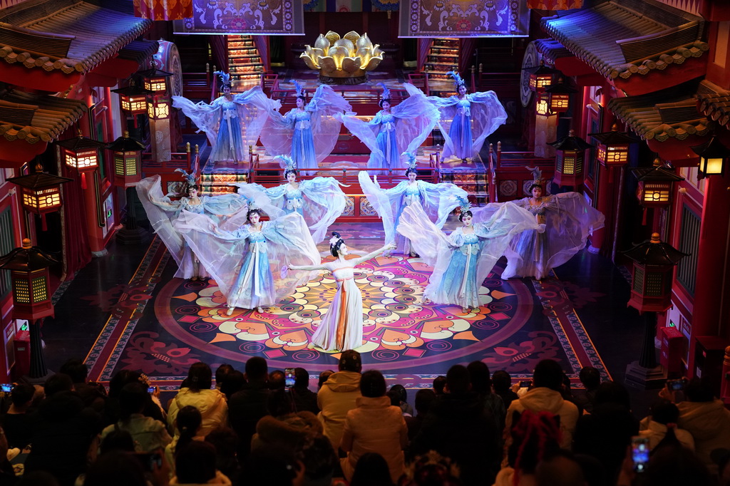 12月23日，演员在街区内表演大唐乐舞《霓裳羽衣舞》。