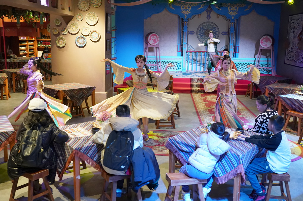 12月23日，演员在街区内进行沉浸式表演《乐舞胡旋》。