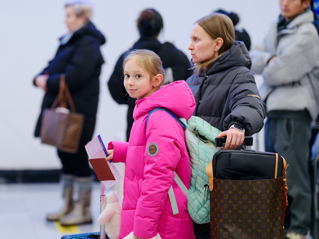 12月24日，在满洲里公路口岸联检大厅，入境旅客排队等待核验身份。
