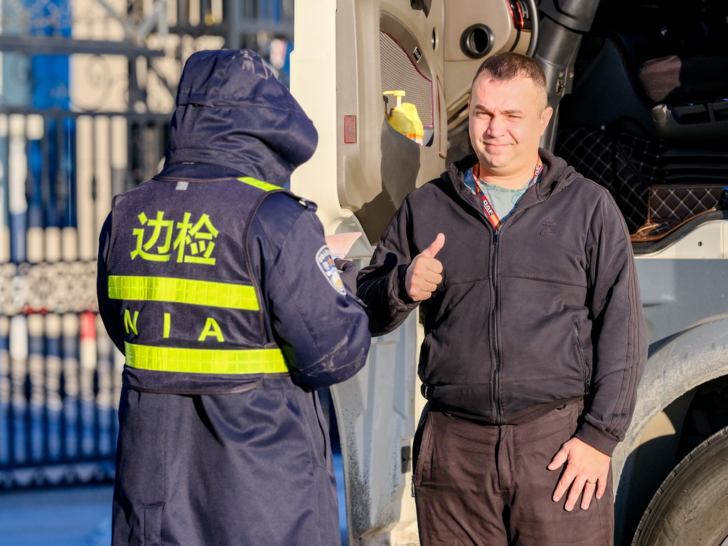 12月23日，俄罗斯货车司机在满洲里公路口岸办理出境手续。