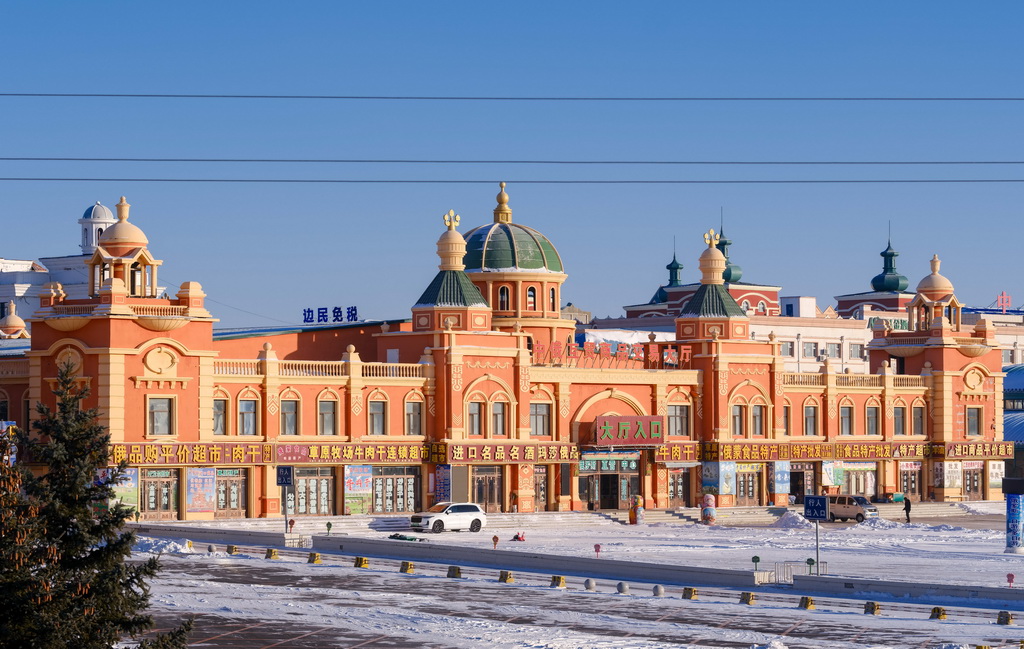 这是12月24日在内蒙古满洲里市拍摄的中俄互贸交易大厅。