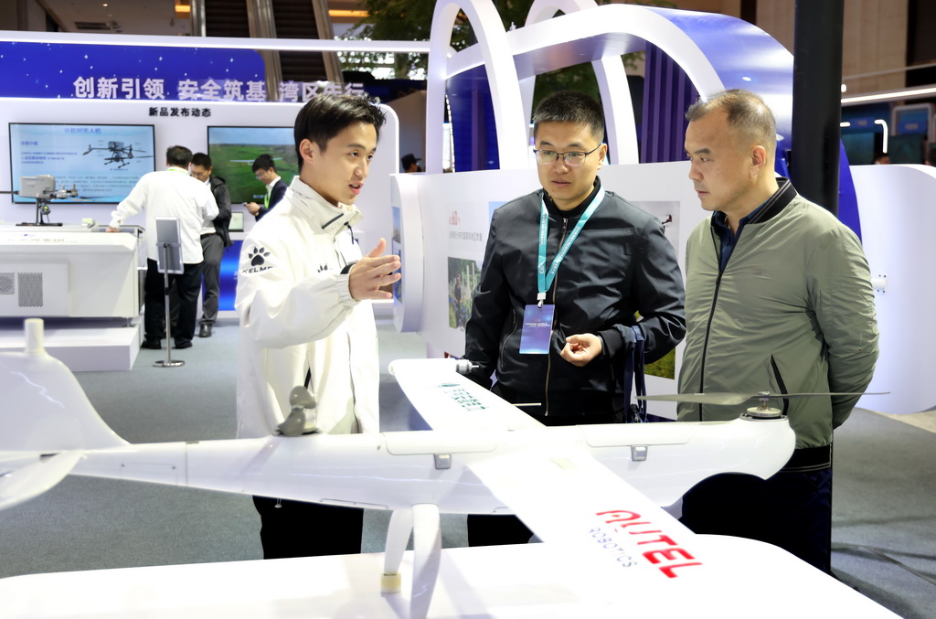 12月25日，与会人士在大会展览区参观、交流。