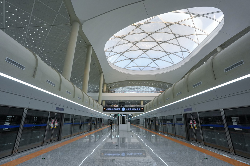 12月25日拍摄的北京通州站的站台区域。