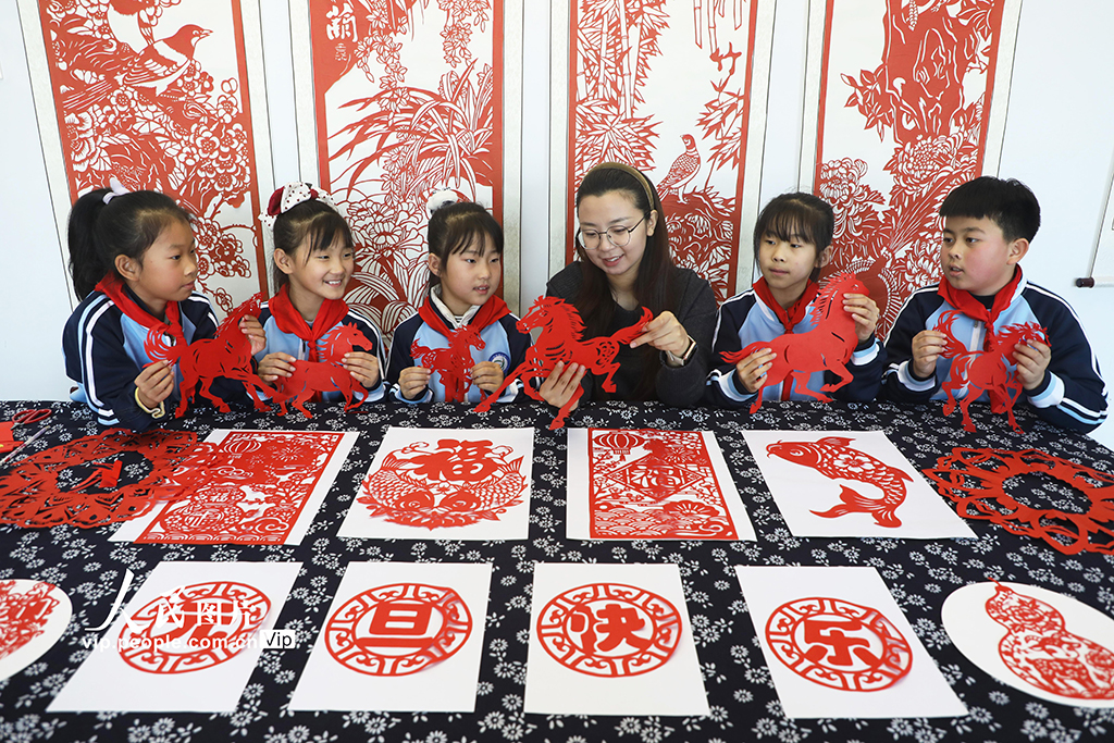 河北唐山:巧手剪纸迎新年【2】