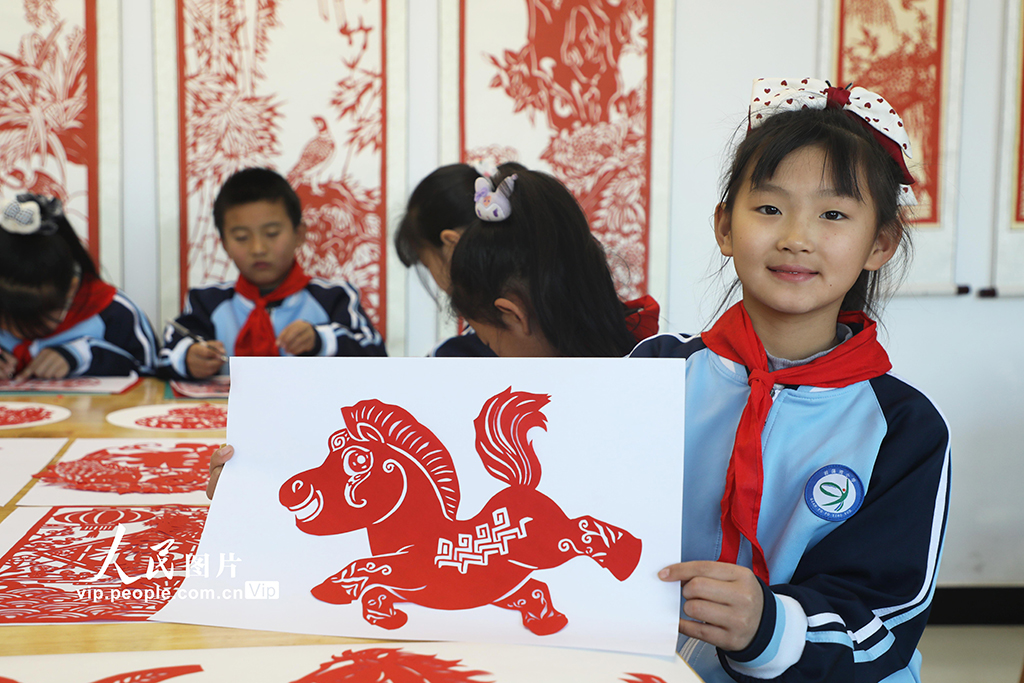 河北唐山：巧手剪纸迎新年【6】