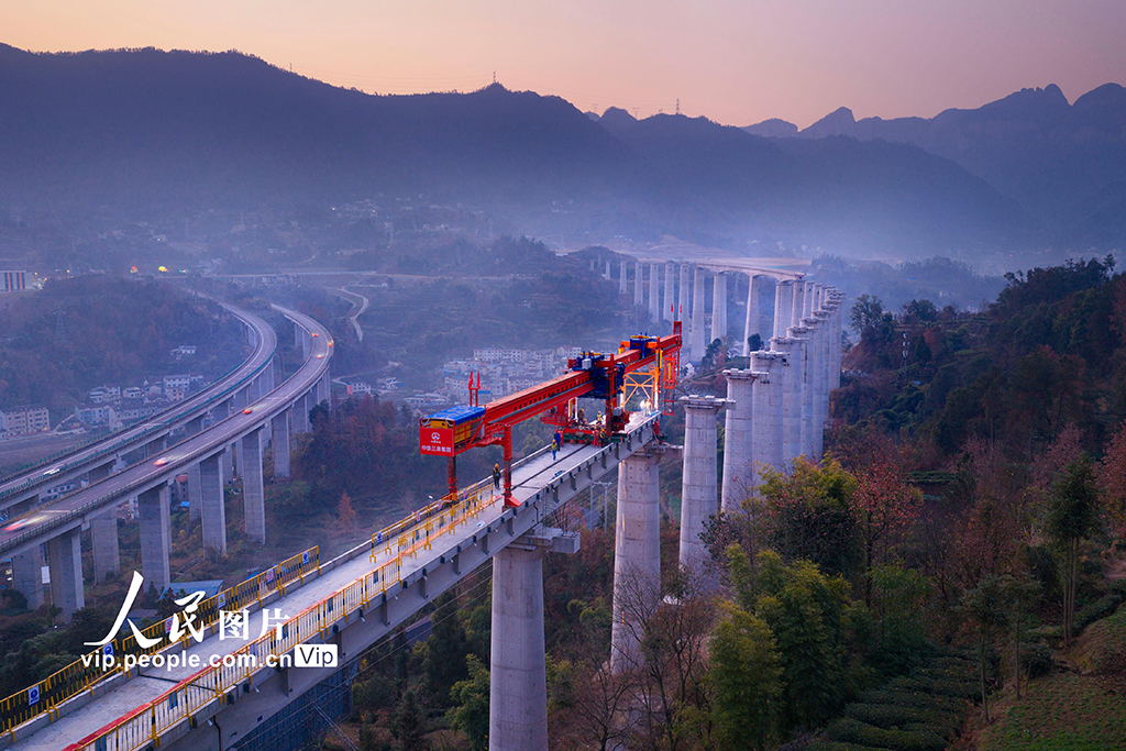 湖北秭归：三峡枢纽茅坪港疏港铁路建设忙【2】