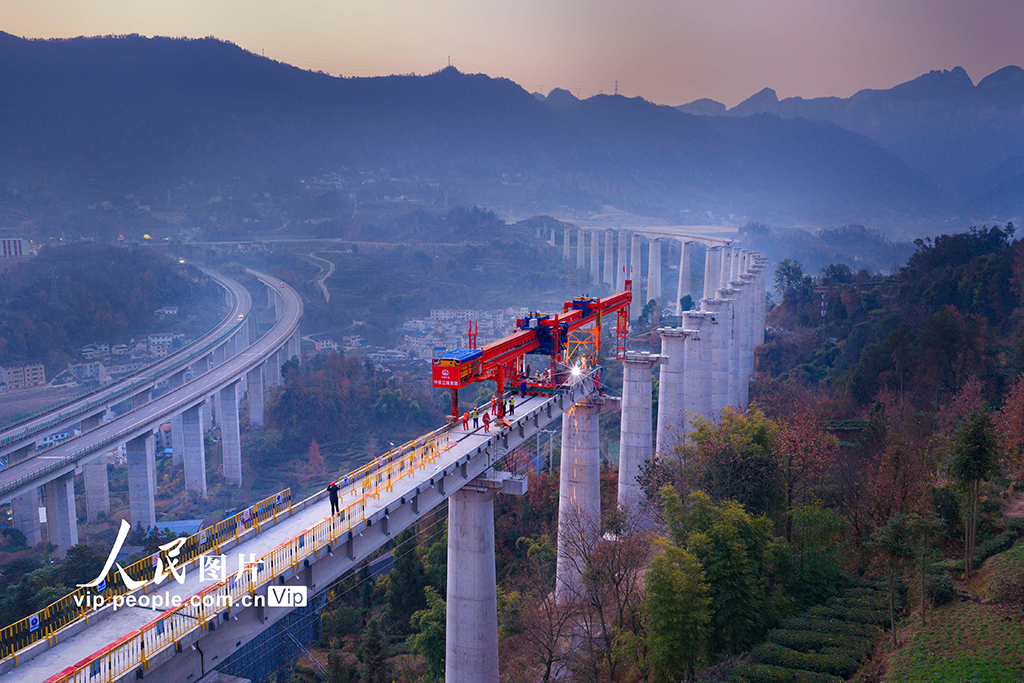 湖北秭归：三峡枢纽茅坪港疏港铁路建设忙【3】