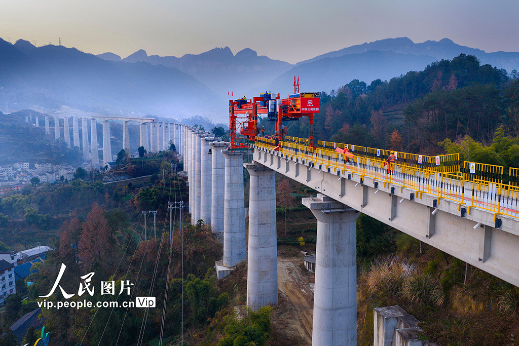 湖北秭归：三峡枢纽茅坪港疏港铁路建设忙【4】