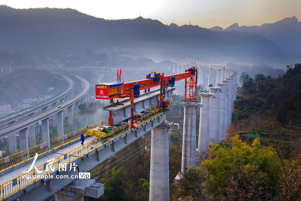 湖北秭归：三峡枢纽茅坪港疏港铁路建设忙【5】