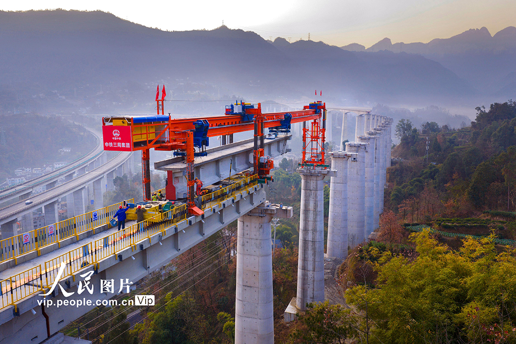 湖北秭归:三峡枢纽茅坪港疏港铁路建设忙【6】