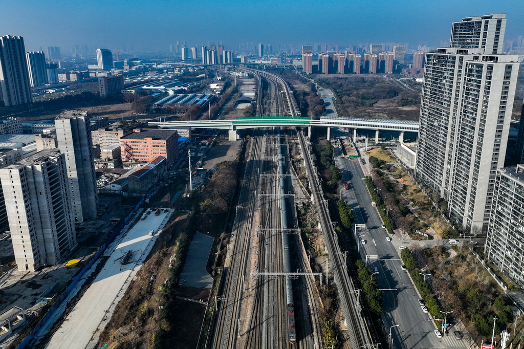 12月28日，列车从武汉古田一路北段下方穿行（无人机照片）。