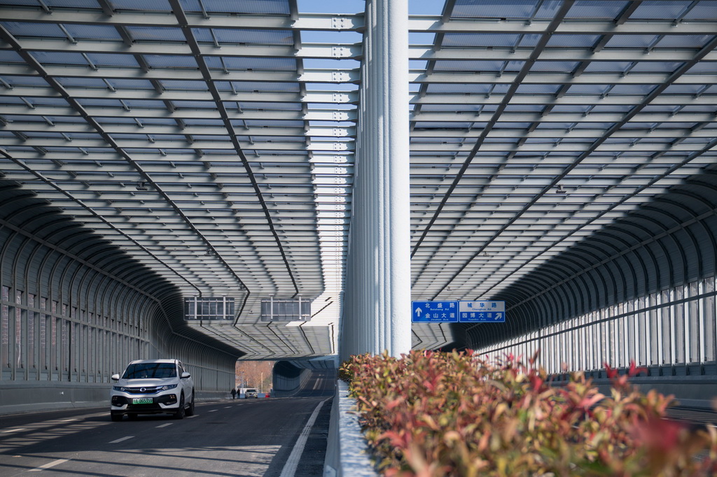 12月28日，汽车行驶在武汉古田一路北段。