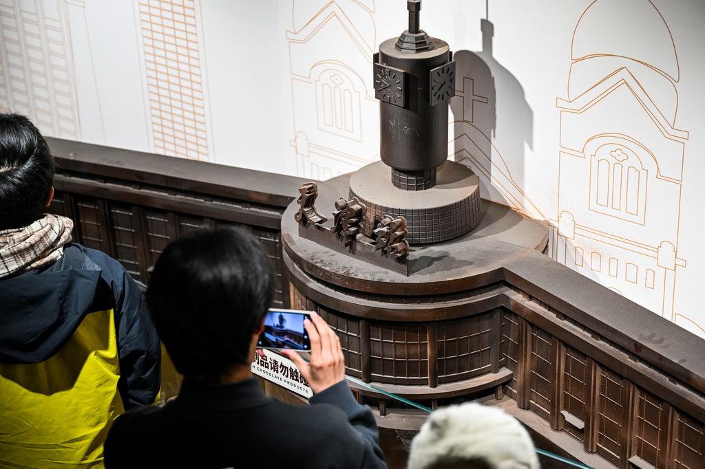 12月28日，游客在天津巧克力博物馆参观游览。